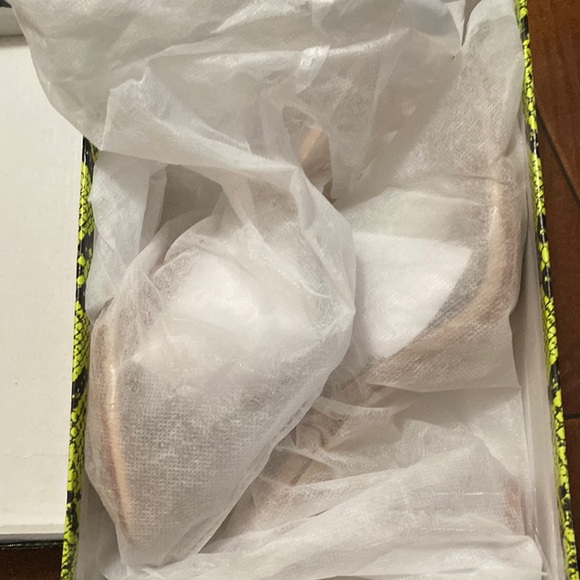 CLEAR CAPE ROBBIN HEELS - Picture 2 of 2